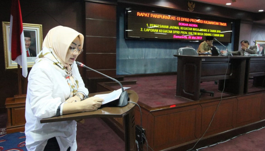 LAPORAN PANSUS: Ketua Panitia Khusus pembahas Rancangan Peraturan Daerah tentang Tata Ruang Kawasan Strategis Provinsi Kawasan Industri Oleochemical Maloy, Rita Artaty Barito saat membacakan laporan hasil kerja pansus yang dipimpinnya pada Rapat Paripurn