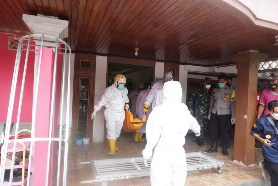 Tim Relawan Inafis Polresta Samarinda bersama PMI saat melakukan evakuasi jasad Mursidi (52) Selasa (17/8/2021) tadi. (Foto:Nancy/korankaltim.com)