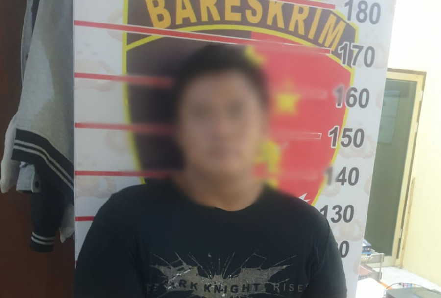 Pelaku yang diamankan petugas saat diamankan di depan gang rumah miliknya Minggu (4/10/2020).(Foto:Ist)