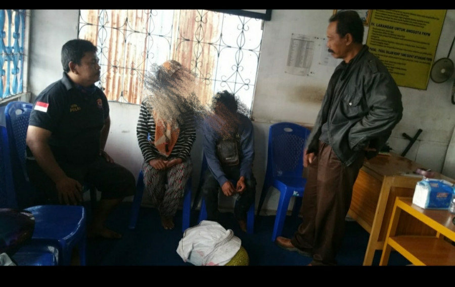 Pasutri yang diamankan anggota FKPM usai menjadi bulan-bulanan warga Rabu (12/8/2020) hari ini.(Foto:Ist/FKPM)
