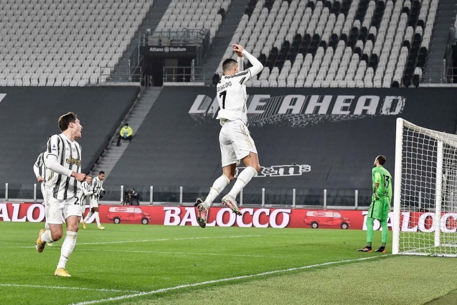 Selebrasi "boom" Cristiano Ronaldo (kanan) yang selalu terlihat usai mencetak gol. (Foto: dailymail)