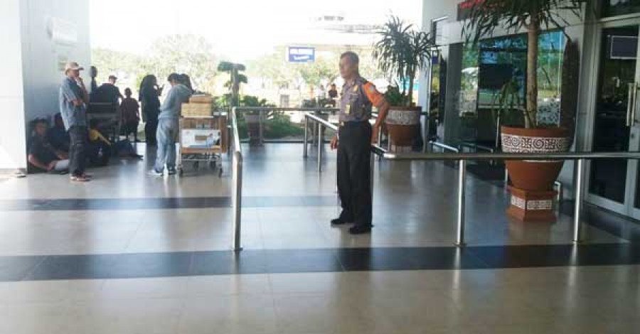 RAMAI - Menjelang Idulfitri aktivitas di bandara Kalimarau Berau mulai ramai dengan kedatangan calon penumpang yang ingin mudik ke kampung halaman masing-masing.