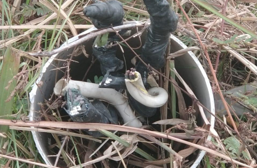 Kabel PJU yang terpotong mesin rumput di kawasan Taman Kota Raja, saat ini lampu PJU telah berfungsi kembali setelah diperbaiki pada Rabu (6/3/2019)
