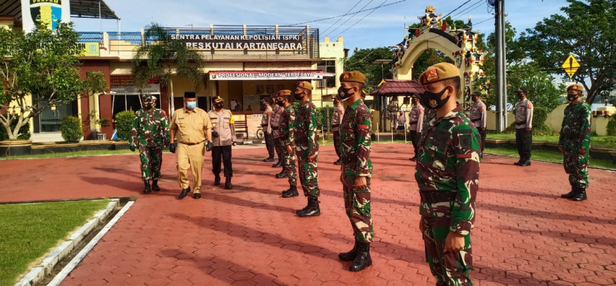 Bupati Kukar, Edi Damansyah, Kapolres Kukar, AKBP Irwan dan Dandim 0906/TGR Letkol Inf Charles Alling saat mengecek kesiapan personil dalam operasi Lilin mahakam. (Foto:sabri/koran kaltim.Com)