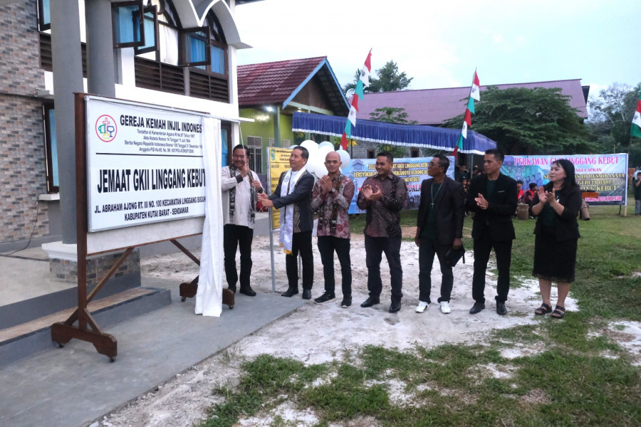 Wakil Ketua DPRD Prov. Kaltim, Ekti Imanuel Hadiri Peresmian GKII Linggang Kebut. (Foto: Humas DPRD Kaltim)