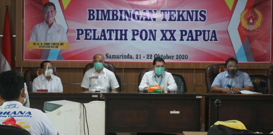 Ketua KONI Kaltim, Zuhdi Yahya (kedua dari kanan) saat membuka bimtek pelatih. (Foto:Nancy/korankaltim.com)