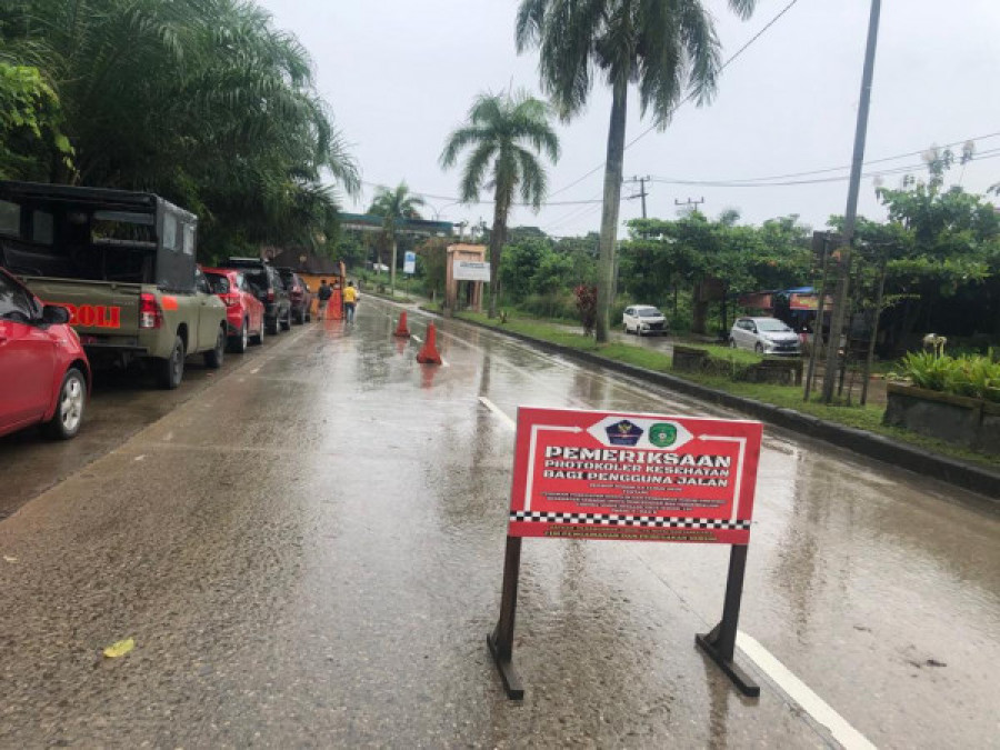 Lalu lalang kendaraan di pos penyekatan di desa Teluk Dalam, Tenggarong Seberang terpantau sepi. (Foto: Dok/Korankaltim.com)