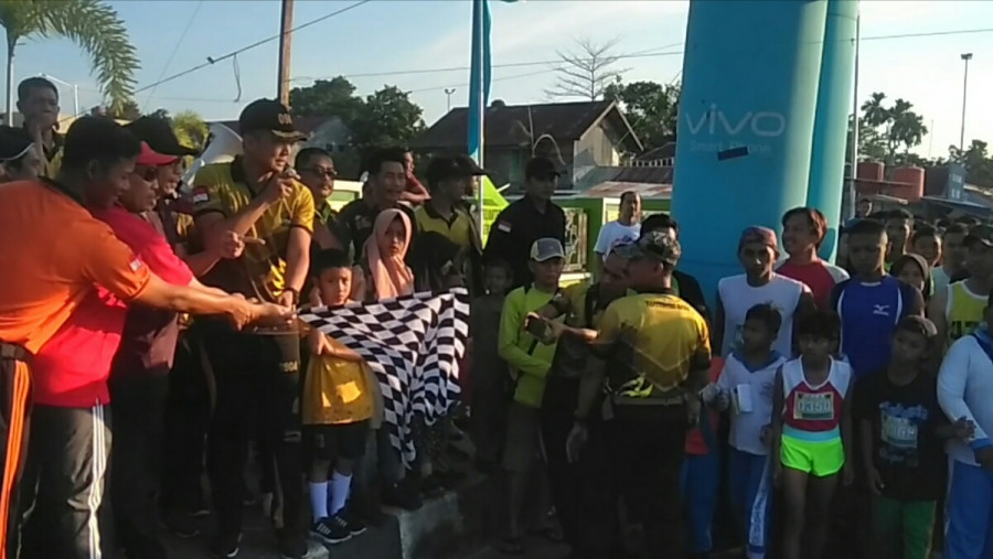 Seribuan peserta dilepas Dandim 0904/TNG untuk berlari sejauh 6,1 kilometer. (Dwi Cahyo/ KoranKaltim.Com)