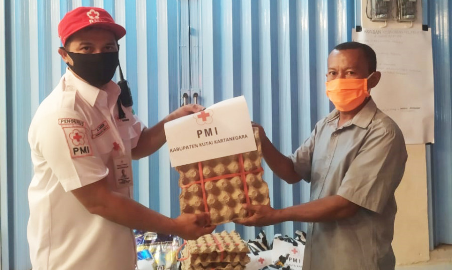 Sekretaris PMI Kukar, M Zainuddin menyerahkan sembako secara simbolis tadi malam di lokasi kebakaran (PMI Kukar.dok)