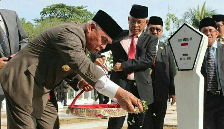 Gubernur Kaltim Isran Noor saat melakukan tabur bunga di makam Tokoh Kaltim HM Ardan, usai upacara Peringatan Hari Pahlawan di Taman Makam Pahlawan Samarinda Sabtu (10/11/2018) pagi.