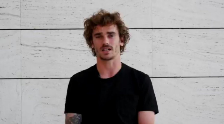 Lewat video pendek, Antoine Griezmann secara resmi mengumumkan dirinya pergi dari Atletico Madrid. (dailymail)