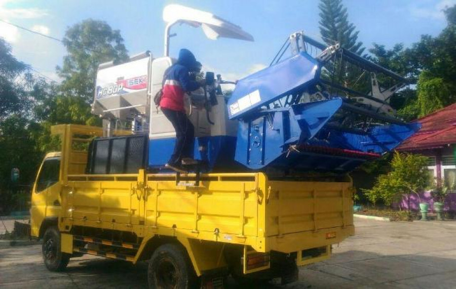 ALAT PANEN: Distan menerjunkan alat bantu panen untuk membantu petani.