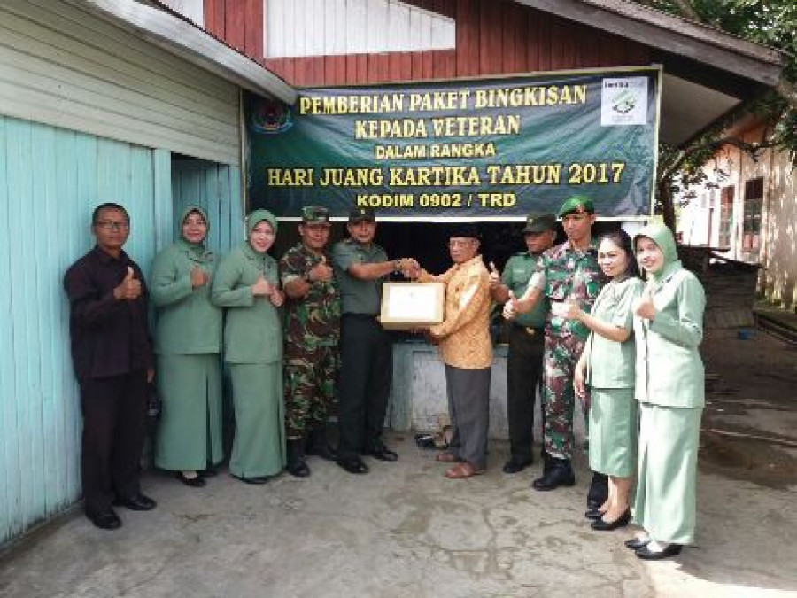 BINGKISAN : Penyerahan bingkisan dari Kodim Berau kepada veteran.