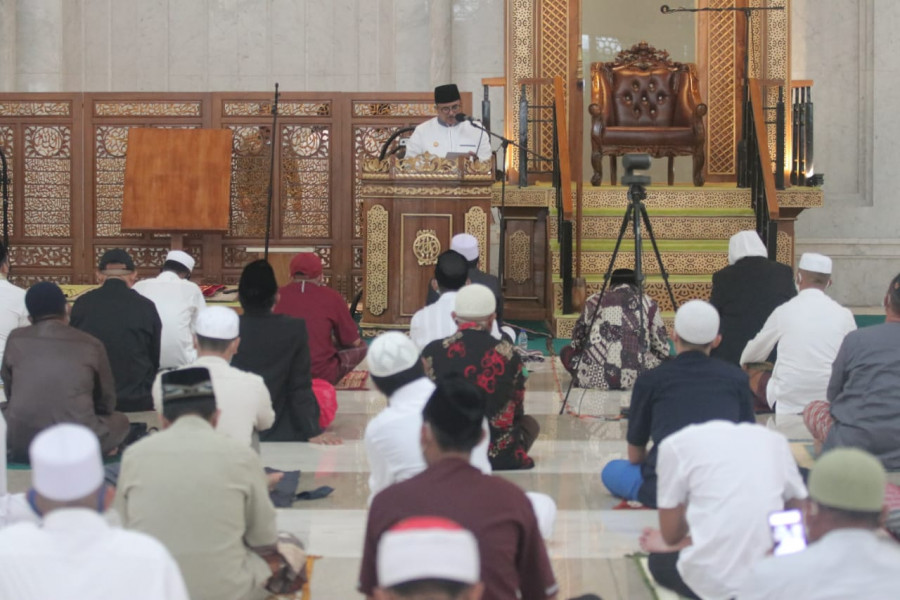 Wali Kota Balikpapan Rizal Effendi (podium) saat memberi sambutan sebelum melaksanakan salat Idulfitri di Masjid Madinatul Iman Balikpapan Islamic Centre. (Foto: Hendra/KoranKaltim.com)