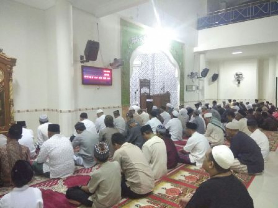 DOA PERGANTIAN TAHUN: Ratusan warga salat Subuh berjamaah di Masjid Baiturahman, Kelurahan Loa Tebu.
