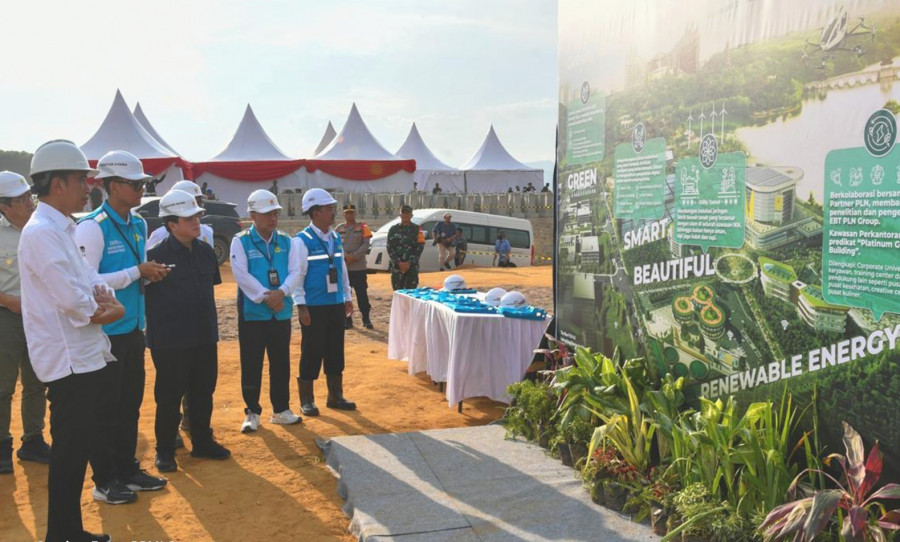 Presiden Jokowi (kiri) bersama para menteri di lokasi IKN beberapa waktu lalu. (Foto: Istimewa)