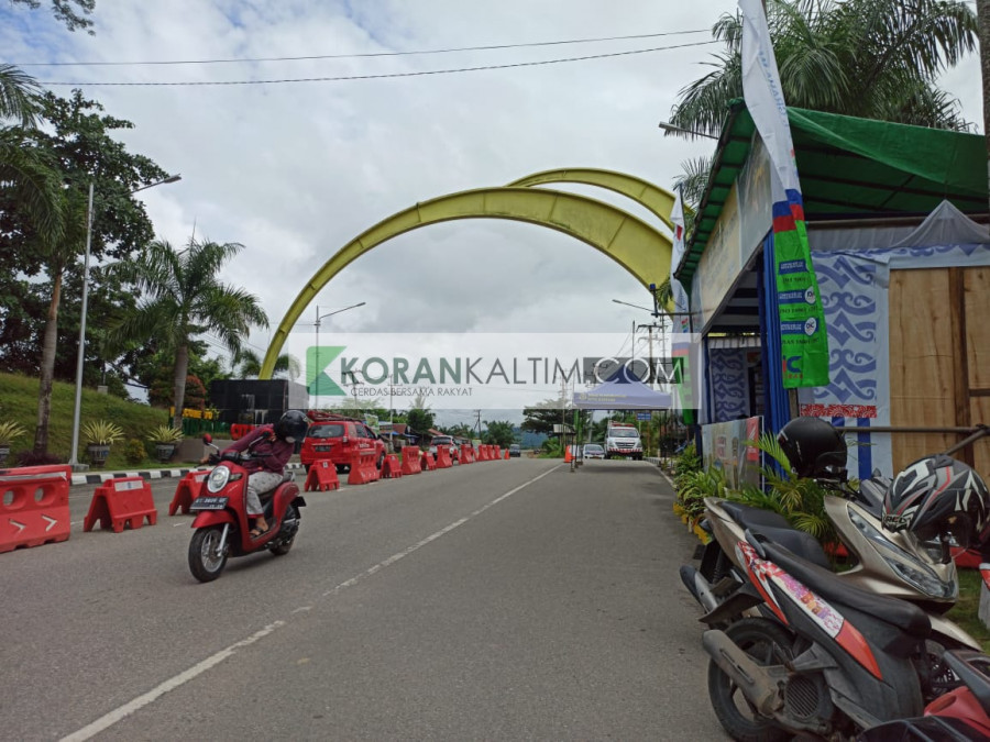Kondisi Pos Penyekatan Tugu Selamat Datang Bontang pada Senin, (17/5/2021) siang. (Nisa/Korankaltim.Com)