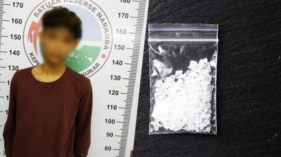 FYD, pelajar yang diciduk karena mengedarkan narkoba saat diamankan di kantor polisi ( Foto: AMin / korankaltim )