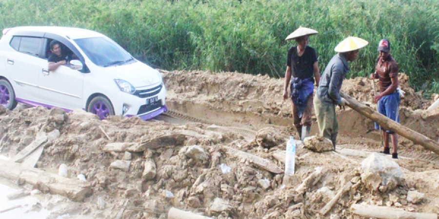 SEMBAKO MAHAL: Kerusakan jalan Sebelimbingan salah satu penyebab naiknya harga sembako.