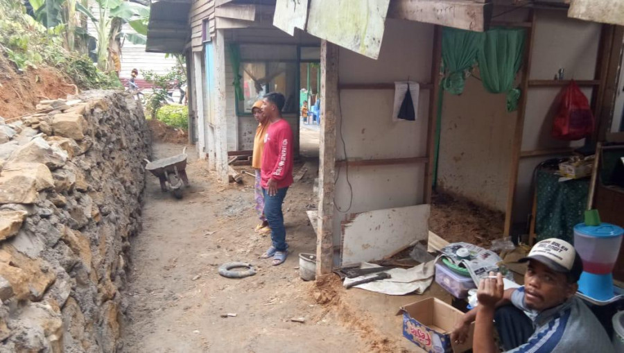 Rumah Guru Ngaji Ini Tertimpa Longsor, Warga Belikan Material untuk Rumah dan Turap