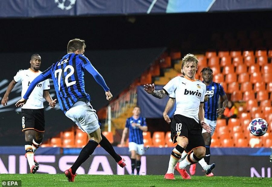 Josip Ilicic (kiri) mencetak quattrick gol sekaligus meloloskan Atalanta ke fase 8 Besar Liga Champions. (dailymail)
