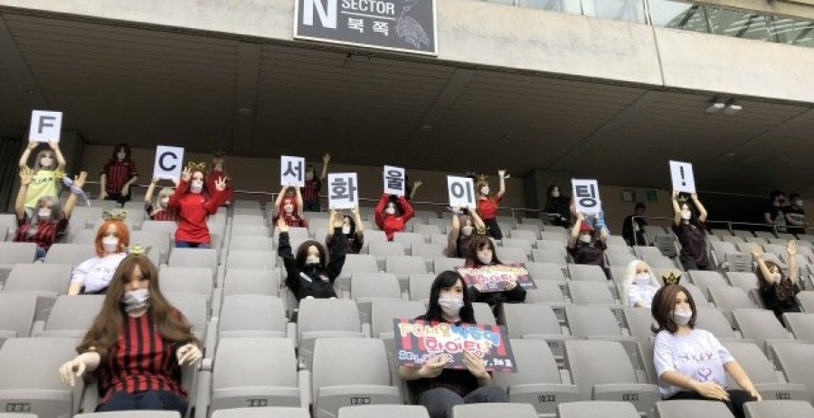 Manekin atau boneka seks yang memenuhi stadion milik FC Seoul yang dianggap tidak pantas untuk dipasang kendati mengenakan jersey. (fcseoultwitter)