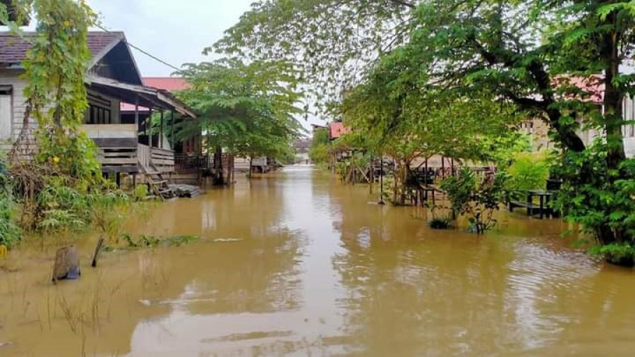 Air yang mulai menggenangi jalan di Kampung Besiq, Kecamatan Damai yang kemudian diunggah ke media sosial. ( Istimewa/Ripaldi )