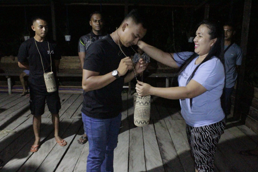 Anggota satgas TMMD menerima cinderamata yang diberikan oleh para orangtua asuh. (Kodim 0912/KBR)