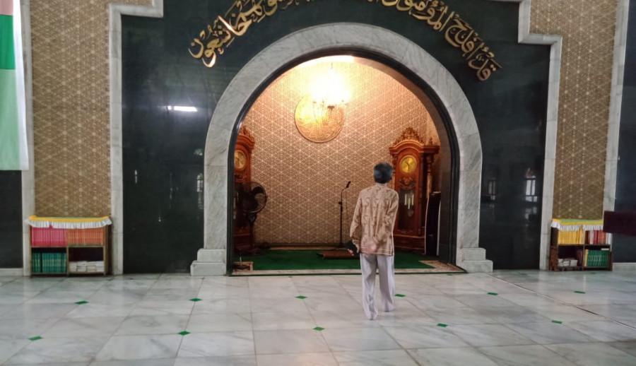 Titik hijau pada lantai adalah titik jaga jarak (Foto: Claudius Vico/Korankalrim.com)