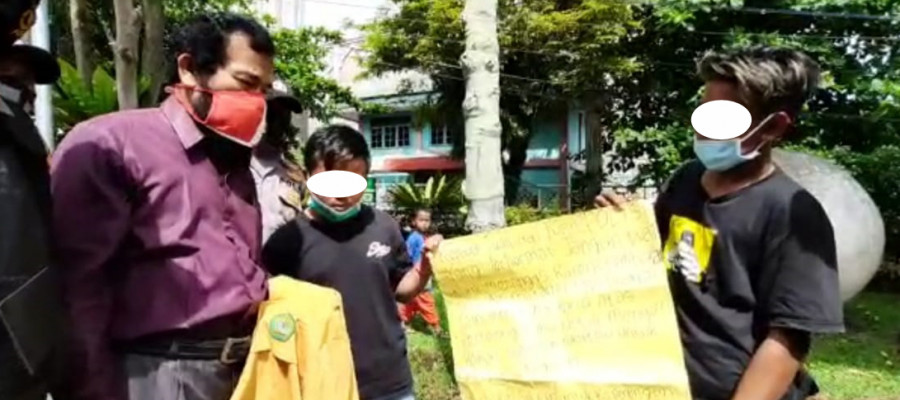 Dua pelajar SMK ini diamankan polisi saat unjuk rasa menolak UU Cipta Kerja. Mereka ikut aksi dengan mengenakan almamater layaknya mahasiswa. ( Foto: Istimewa )