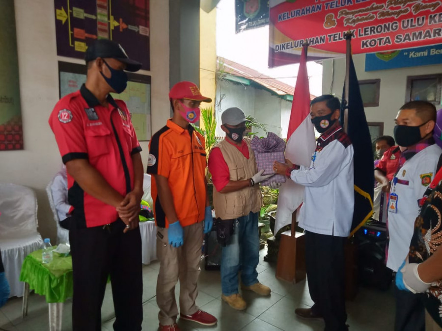 Pemberian penghargaan kepada relawan yang aktif mengikuti kegiatan sosial (Foto: Claudius Vico/Korankaltim.com)