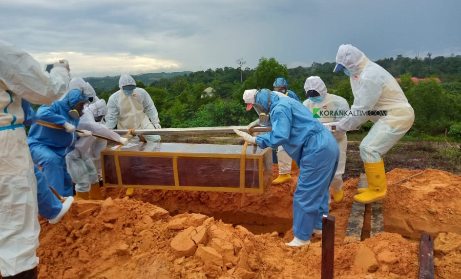 Proses pemakaman jenazah terkonfirmais positif COvid-19 di TPU Raudhatul Jannah Samarinda (Foto: Permata/korankaltim.com)