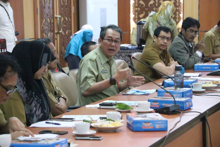 Sekda Samarinda Sugeng Chairuddin saat memimpin rapat rencana pemindahan balaikota