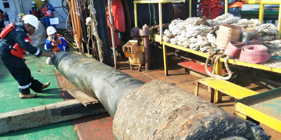 BAHAN PENYELIDIKAN: Potongan pipa seberat 35 ton berhasil diangkat tim Pertamina dan Polda Kaltim.