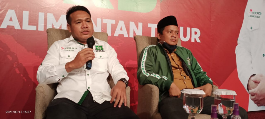 Ketua DPW PKB Kaltim, Syafaruddin saat memberikan keterangan pers . (Maruly)