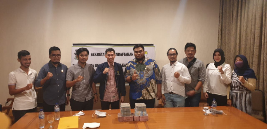 Atuy (tiga dari kiri) berfoto bersama dengan kedua kandidat yang mengembalikan formulir sebagai calon Ketua BPD HIPMI Kaltim. (Faishal Alwab Yasir/korankaltim.com)