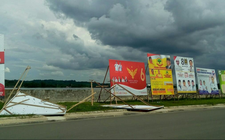 Baliho partai politik yang terpasang di Jl Dipenogoro Tenggarong. Karena tak dipasang dengan kuat, baliho-baliho ini kerap kali berjatuhan