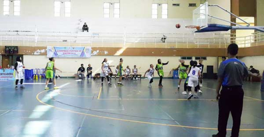 LAGA PENENTUAN JUARA: Laga final tim basket putri Samarinda vs Balikpapan yang berlangsung Kamis (27/9) kemarin, di GOR Serbaguna, Kompleks Stadion Madya Sempaja. ( RGN / korankaltim )