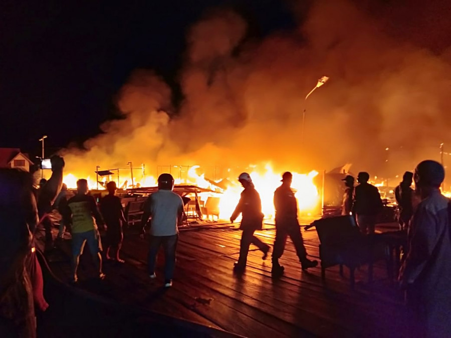 Kebakaran yang terjadi di Perumahan Atas Air Bontang Kuala, Rabu (14/10/2020) kemarin. (Romi/korankaltim.com)