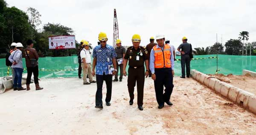 MONITORING PROYEK: TP4D Kejati Kaltim bersama Dinas Pekerjaan Umum saat memonitoring Jembatan Mahakam IV. ( Rusdi / Korankaltim)