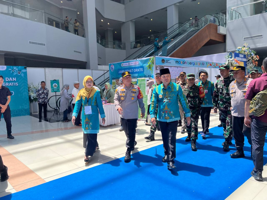 Gubernur Harum dan Bunda Harum mendampingi istri Wapres, Selvi Ananda Gibran Rakabuming Raka meninjau stan CKG dan BNN. (Foto: SENO/ADPIMPROV KALTIM)