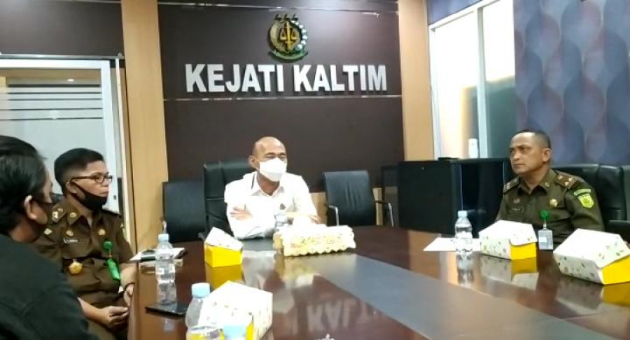 Kajati Kaltim Deden Riki Hayatul Firman, bersama jajaran saat silaturahmi bersama awak media, di Kantor Kejati Kaltim, Jalan Bung Tomo Kota Samarinda, Kamis (23/07/2020).