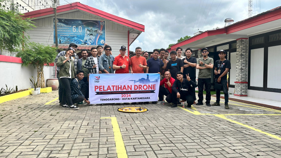 Kebersamaan seluruh peserta pelatihan drone dan Direktur Utama Perseroda TP (PWIKukar.dok)