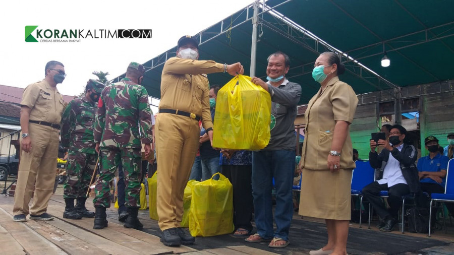 Bupati mahulu menyerahkan bantuan kepada perwakilan korban (Foto: yosafat/korankaltim.com)