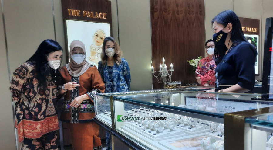 Ketua TP PKK Kaltim, Norbaiti Isran Noor (dua dari kiri) saat melihat perhiasan di The Palace Big Mall Samarinda (Foto: Permata/Korankaltim.com)