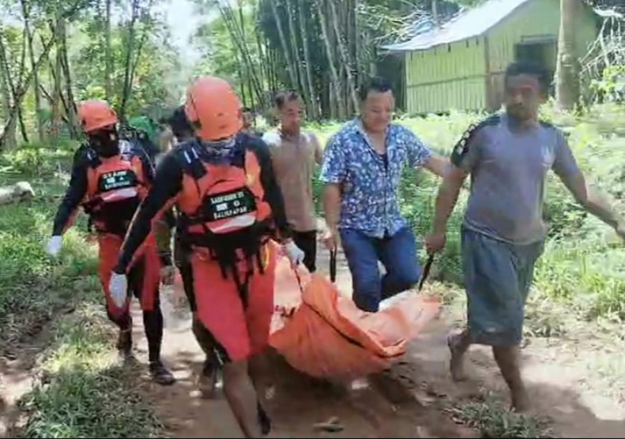Proses evakuasi jasad korban tenggelam di Sungai Seleq Desa Miau Baru, Kecamatan Kombeng. (Foto: Istimewa)