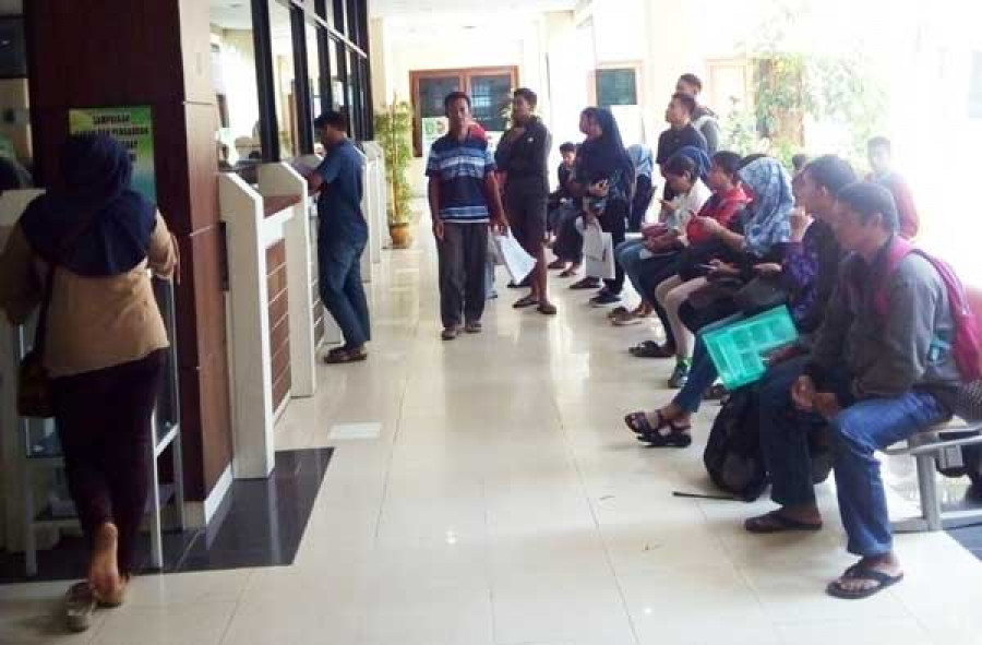 Warga saat antre di Disdukcapip Kukar untuk mendapatkan pelayanan kependudukan