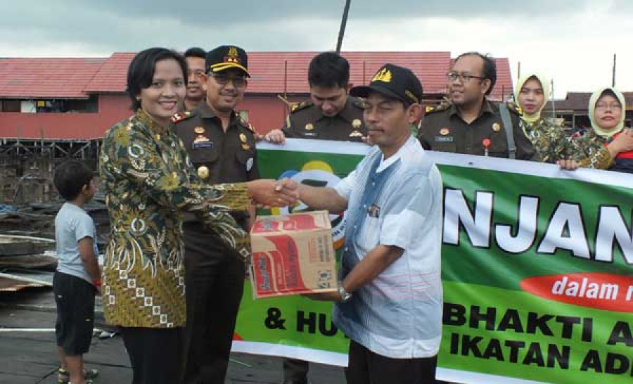 PEDULI SESAMA: Rombongan Kejari Bontang memberikan bantuan kepada korban kebakaran di Rt.16 dan 17, Berbas Pantai, Bontang Selatan. ( ist )