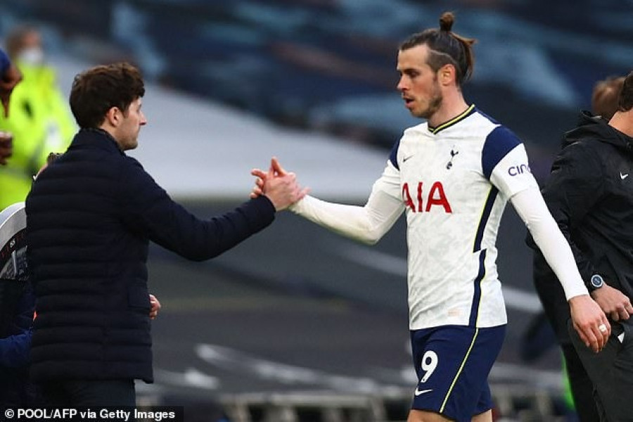 Ryan Mason (kiri) dan Gareth Bale, akhirnya meraih kemenangan setelah empat laga dilewati dengan kekecewaan. (dailymail)