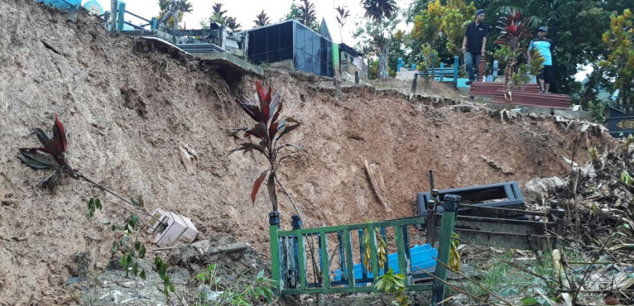 Kondisi makam di Jl Damai yang rusak akibat tanah peluburan longsor. (santi / korankaltim.com)